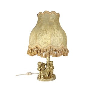 Antieke tafellamp met beige lampenkap, vintage tafellamp met harsbeelden voor jongen en meisje, tafellamp uit het midden van de eeuw
