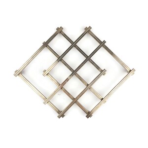 Puede incluir: Estante para vino de metal plateado con un patrón de diamante. El estante está diseñado para contener seis botellas de vino.