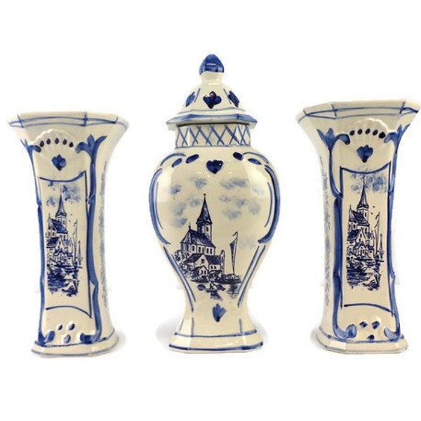 Vintage Delft Blauw Gingembre urne avec vases, ensemble d'armoires en céramique de Delft signé peint à la main et vases