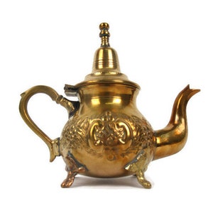 Vintage Marokkaanse koperen theepot met poten, Marokkaanse koperen theepot met reliëf