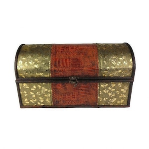 Boîte de rangement vintage en bois avec décoration en cuir