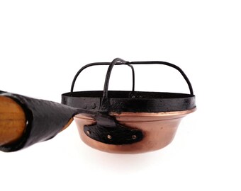 Belle casserole en cuivre très ancienne, manche bois