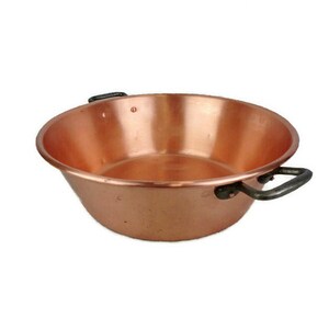 Könnte beinhalten: Ein Kupferkochtopf mit zwei schwarzen Metallgriffen. Der Topf ist rund und hat eine glatte, glänzende Oberfläche.