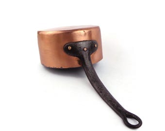 Vintage koperen steelpan, Franse koperen kookpan met ijzeren handvat, Frankrijk