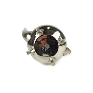 Puede incluir: Tetera de plata con asa de madera y un dise&ntilde;o en forma de estrella en la base. La tetera tiene una marca del fabricante que dice "Royal Copenhagen Denmark".