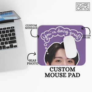 Könnte beinhalten: Lilafarbener, personalisierter Mauspad mit einem Foto eines Gesichts und dem Text "You're doing great!" in einer Gedankenblase über dem Kopf. Das Mauspad hat Platz für eine personalisierte Nachricht und eine personalisierte Farbe.