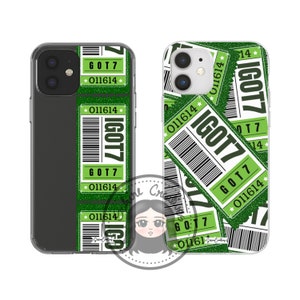Puede incluir: Una funda de teléfono verde y blanca con un patrón repetido de boletos que dicen "GOT7" y "011614".