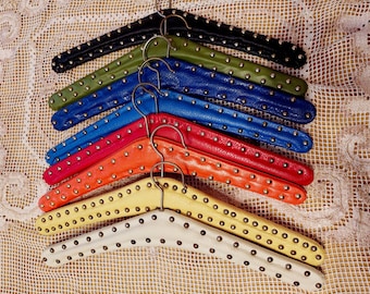 8 vintage kleerhangers originele jaren 50 klinknagels lederen verzamelaar kleurrijke rockabilly