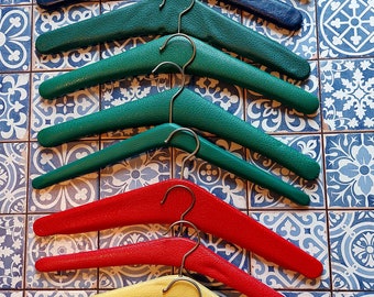 10 vintage kleerhangers originele jaren 50 lederen verzamelaars kleurrijk