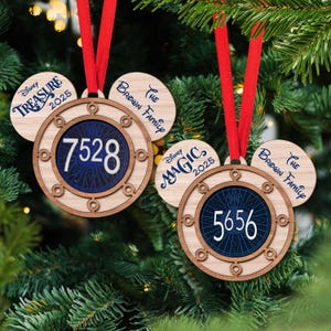 パーソナライズされたディズニークルーズラインオーナメント2025、ミッキー客室ドアオーナメント、カスタムキャビンナンバーギフト、クリスマスの記念品デコレーション