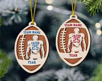 パーソナライズされたフットボール選手のクリスマスオーナメント、カスタムフットボールオーナメント、彫刻された木製のスポーツオーナメント、フットボール愛好家へのギフトデコレーション