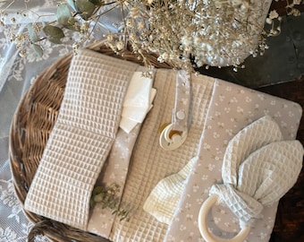 Windeltasche für Baby mit kleinen Blumen beige Creme Natur neutral Blümchen Blüten  personalisiert für Mädchen und Jungen geschlechtsneutral