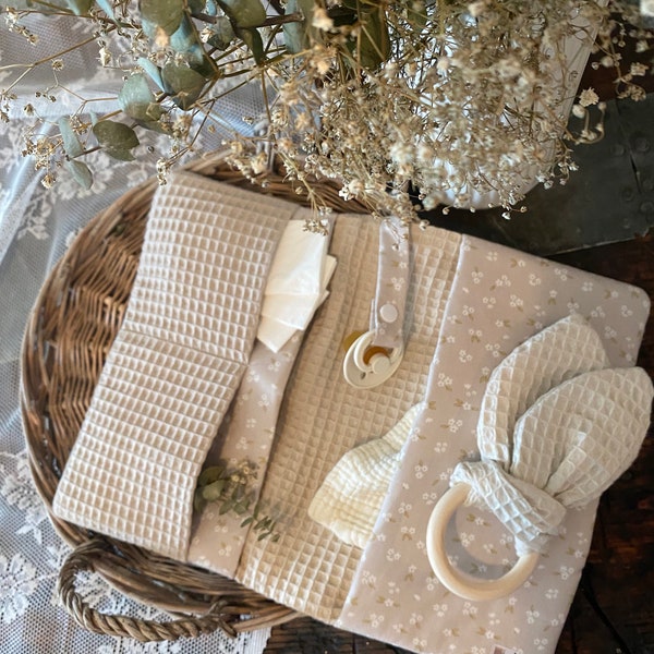 Windeltasche für Baby mit kleinen Blumen beige Creme Natur neutral Blümchen Blüten  personalisiert für Mädchen und Jungen geschlechtsneutral