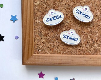 Pin de acrílico / Etiqueta con nombre de miembro de la tripulación / Diseñado por Believers, Dreamers & You.