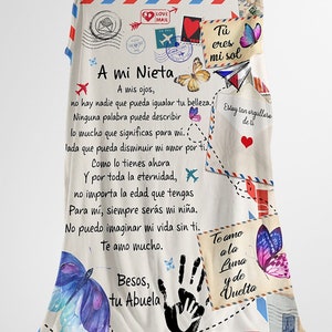 Puede incluir: Una manta de patrón blanco y rojo con un mensaje escrito a mano en español que dice 'A mi Nieta' e incluye mariposas, corazones y aviones. El mensaje dice: 'A mis ojos, no hay nadie que pueda igualar tu belleza. Ninguna palabra puede describir lo mucho que significas para mi. Lada que pueda disminuir mi amor por ti. Como lo tienes ahora Y por toda la eternidad, no importa la edad que tengas Para mi, siempre seras mi nina. No puedo imaginar mi vida sin ti. Te amo mucho. Besos, tu Abuela.'