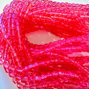 Hilo de cristal checo pulido al fuego, rosa brillante, de 4 mm, facetado y redondo (50 cuentas)