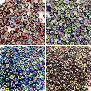 Peut inclure: Quatre sections de perles de rocaille en verre irisé de différentes couleurs. Les perles sont petites, cylindriques et percées d'un trou. Les couleurs incluent le rouge, le violet, le vert, le bleu et l'or. Idéales pour la fabrication de bijoux et l'artisanat.
