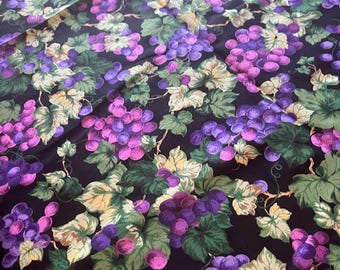 Joan Messmore-stof met "druiven op een wijnstok"-print van VIP Fabrics