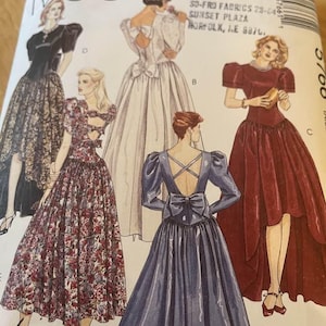 以下が含まれることがあります： フォーマルガウンのイラストが描かれた、ヴィンテージのMcCall'sの裁縫パターン。デザインには、レース付きのロングブラックガウン、リボン付きのホワイトガウン、バーガンディのハイロードレスなど、さまざまなスタイルが含まれています。パターンのテキストには「McCall's」が含まれています。