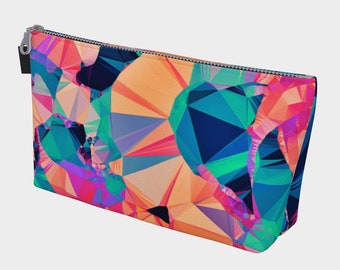 Puede incluir: Una bolsa de maquillaje con cierre de cremallera, con un patrón geométrico colorido. El patrón presenta tonos de rosa, azul, verde y naranja.