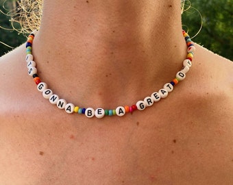 Collar/Chocker personalizado con cuentas de alfabeto/letras. Elige tu palabra o fase favorita para que tu collar sea único.