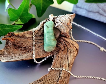 Extraordinary union, emerald with soapstone, pendant, 31 x 15 x 9 mm, on 925 silver pea chain, 50 cm