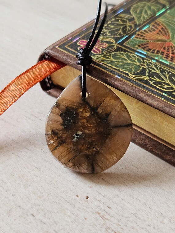 Lebensquelle Plus Ciondolo A Goccia Iperstene | Ciondolo In Pietra Perforata Con Nastro Di Cotone