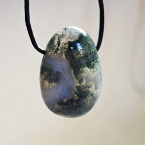 Mystiskt genomskinligt mossagathänge, 30 x 22 x 10 mm, borrat, på ett justerbart lädersnöre