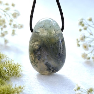 Mystiskt genomskinligt mossagathänge, 32 x 21 x 11 mm, borrat, på ett justerbart lädersnöre