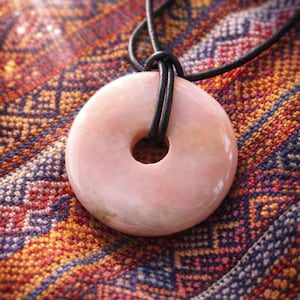Andinsk opal rosa stort munkhänge, 38 x 7 mm, borrat, på ett justerbart lädersnöre, rosa opal, rosa opal Peru