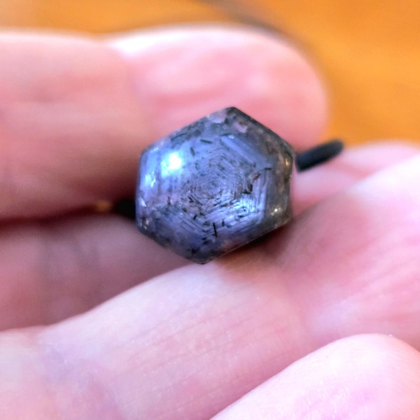 Colgante de corindón en forma de varilla de cristal crudo de rubí estrella, 23 x 14 x 12 mm, perforado, sobre cordón de cuero ajustable