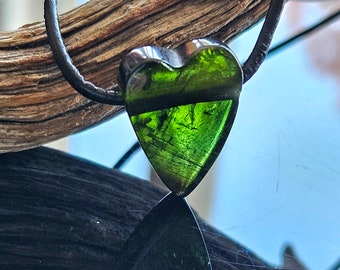 Verdelith Herz grüner Turmalin Anhänger , 21 x 15 x 6 mm, gebohrt,  an verstellbarem Lederband, Heilstein