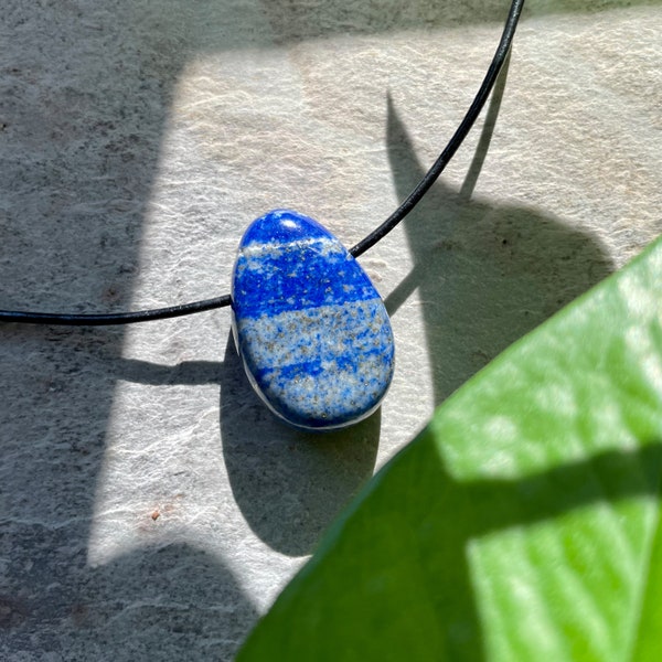 Lapislazuli, Lapis Lazuli,  Anhänger,  32 x 20 x 10 mm, gebohrt,  am Lederband