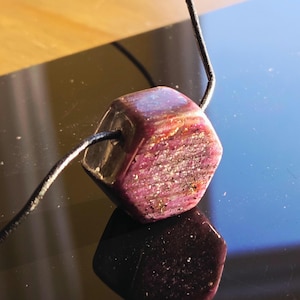 Rubin Kristall sechseckig Anhänger,  Ruby pedants , 22 x 24 x 14 mm, gebohrt,  an verstellbarem Lederband