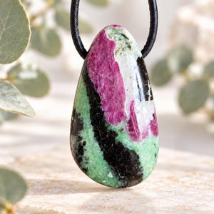 Rubin Zoisit,  Anhänger, 35 x 19 x 10 mm, gebohrt, an verstellbarem Lederband