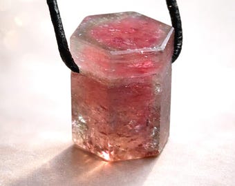 Colgante de turmalina sandía, cristal bicolor rojo y verde rubelita/verdelita, 20 x 17 x 15 mm, perforado, sobre cordón de cuero ajustable
