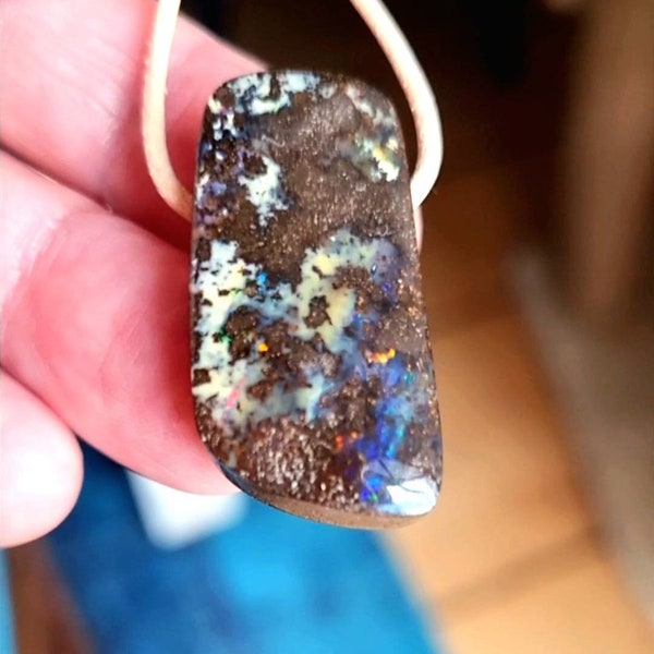 Boulderopal, Boulder Opal Anhänger, "Schokolade mit Regenbogen", 30 x 16 x 10 mm, gebohrt,  am Lederband