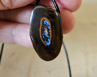 Boulder Opal Boulder Opal Yowah Nut Opal Colgante, "YowahNuss", 30 x 17 x 10 mm, perforado, con correa de cuero ajustable