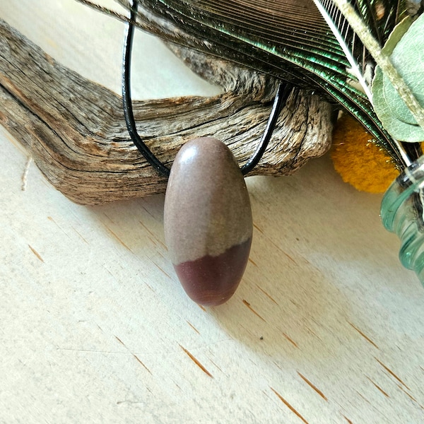 Shiva Lingam, pendentif, 31 x 14 mm, percé, sur bracelet cuir