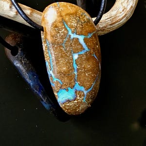 Opale Boulder, pendentif en opale Boulder, « Carte au trésor », 37 x 18 x 11 mm, percé, sur cordon en cuir réglable