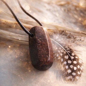 Może przedstawiać: Rustykalny drewniany szyld z napisem "Welcome to our home" w białych literach. Szyld ma postarzaną powierzchnię i prosty, zapraszający design.