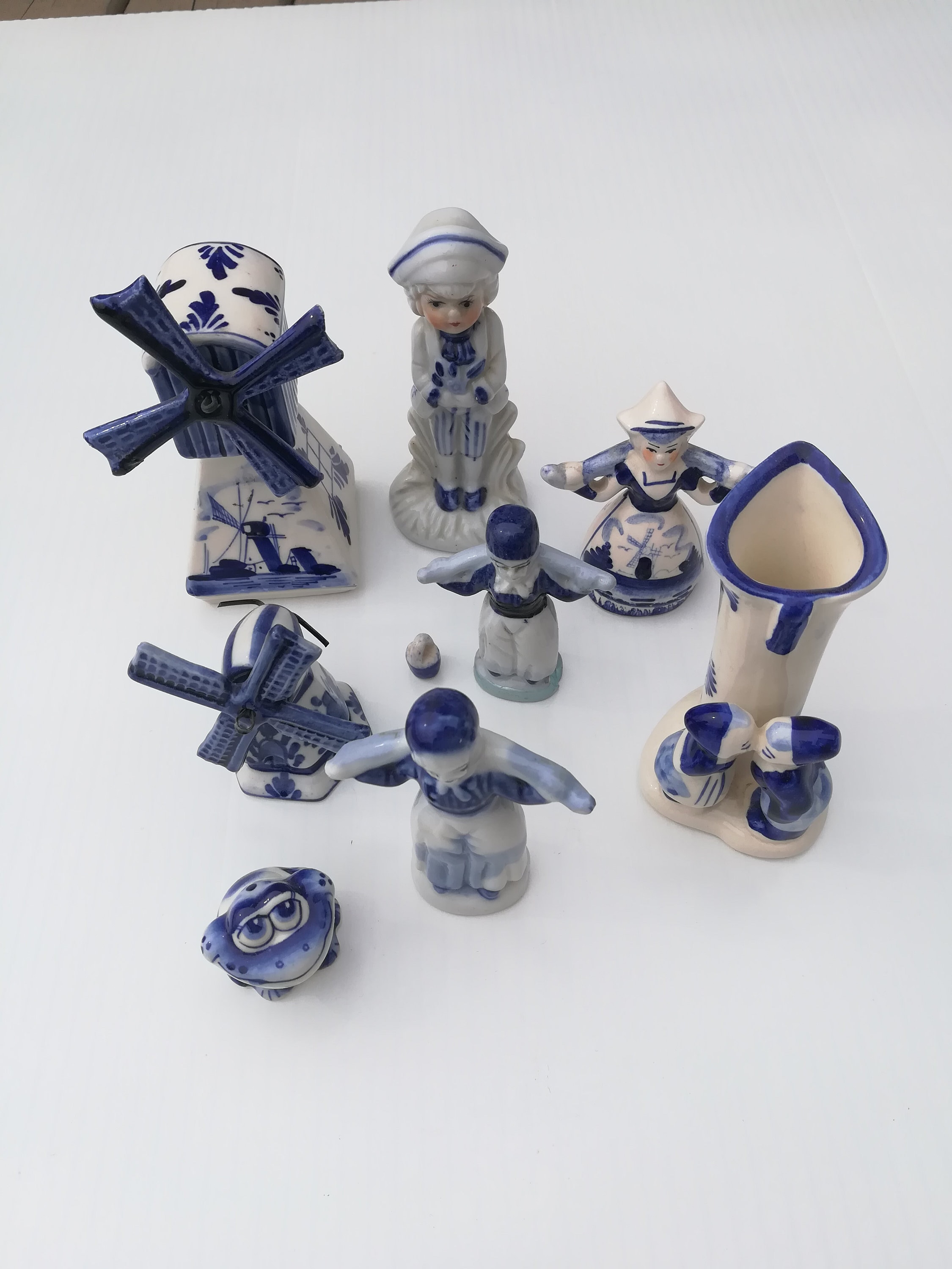 STUNNING VINTAGE SET of Figurines/Ornaments in blue & white porcelain 