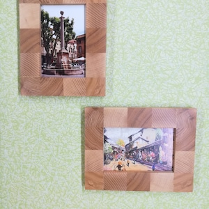 Vintage Fotorahmen aus Holz mit alten Postkarten