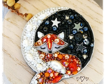 Handgemaakte "Fox on the Moon" broche, mode-accessoires, dierenspelden, handgemaakte sieraden, parels, stenen, kralenborduurwerk, trendy sieraden, vossenspeld