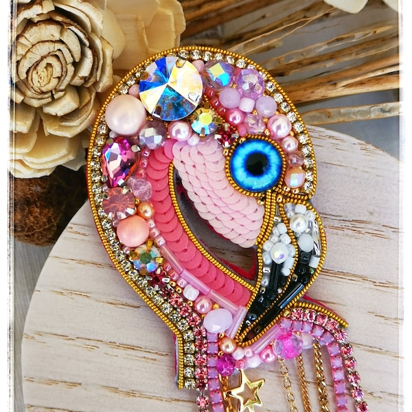 Broche flamant rose faite à la main, accessoires de mode, épingles à oiseaux, bijoux faits à la main, perles, pierres, cadeau pour elle, flamant rose, broderie, oiseau exotique