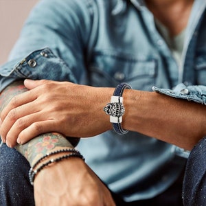 Rocker Herren Armband aus Echt-Leder geflochten mit Apache Indianer Totenkopf und mit Magnetverschluss aus Edelstahl. Farbe Blau.