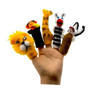 Könnte beinhalten: Ein Set mit fünf Fingerpuppen, die verschiedene Tiere darstellen: einen Löwen, eine Giraffe, ein Zebra, einen Tiger und einen Wolf. Die Puppen sind aus gestricktem Stoff gefertigt und haben farbenfrohe Details.