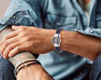 Rocker men's bracelet in real leather braided with Apache Indian skull and with magnetic clasp made of stainless steel. Colour Blue.