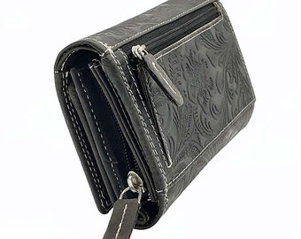 Women's wallets and purses or billfolds made of genuine buffalo leather. Compact with numerous credit card slots in anthracite color.
