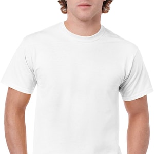 Könnte beinhalten: Ein einfarbiges weißes T-Shirt mit kurzen Ärmeln.